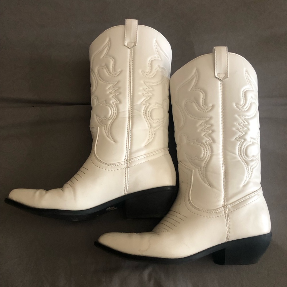 Women’s White cowgirl boots